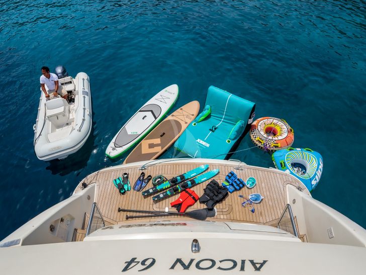 GEORGE V Aicon 67 - Stern with Watertoys GEORGE V Aicon 67 - Stern with Watertoys