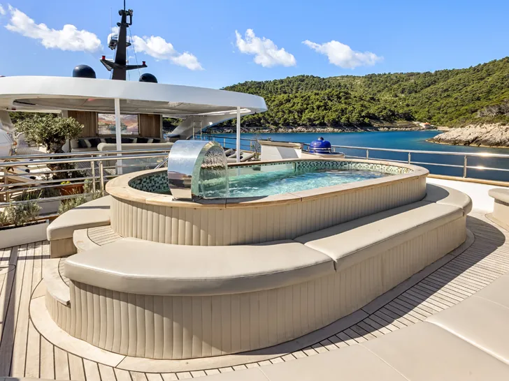 BELLA Custom 48m - jacuzzi BELLA Custom 48m - jacuzzi