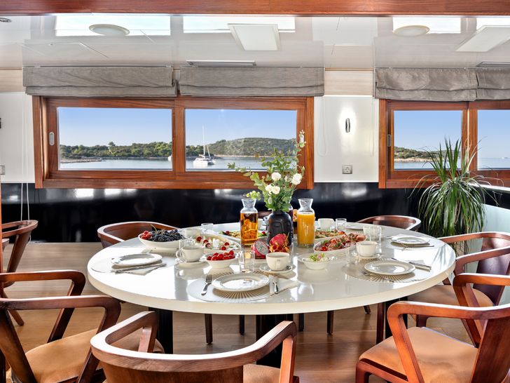 KARIZMA Custom 48m - indoor dining area KARIZMA Custom 48m - indoor dining area