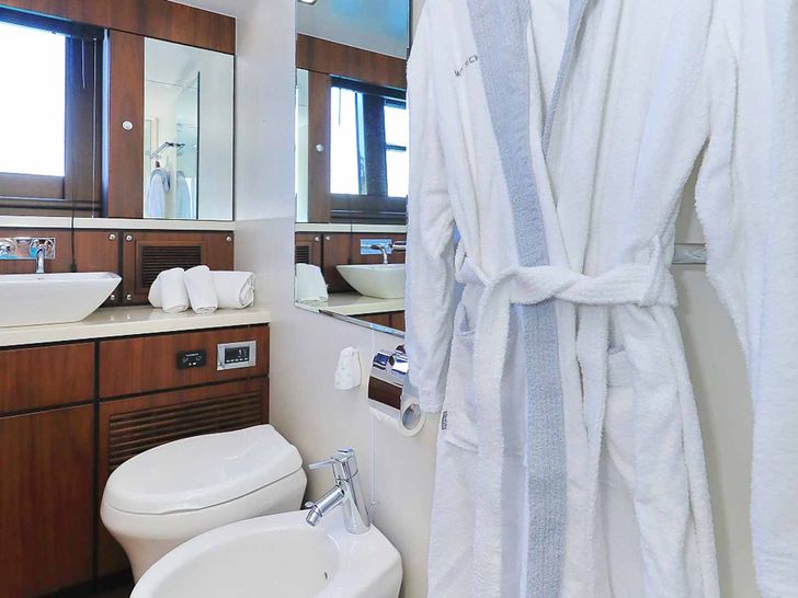 SCHATZI Fairline Squadron 78 - master cabin bathroom SCHATZI Fairline Squadron 78 - master cabin bathroom
