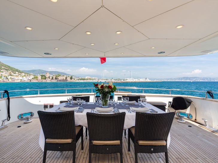 ACCAMA DELTA Azimut 100 Jumbo - alfresco dining set up ACCAMA DELTA Azimut 100 Jumbo - alfresco dining set up