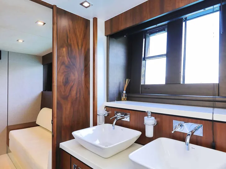 SCHATZI Fairline Squadron 78 - master cabin lavatory SCHATZI Fairline Squadron 78 - master cabin lavatory