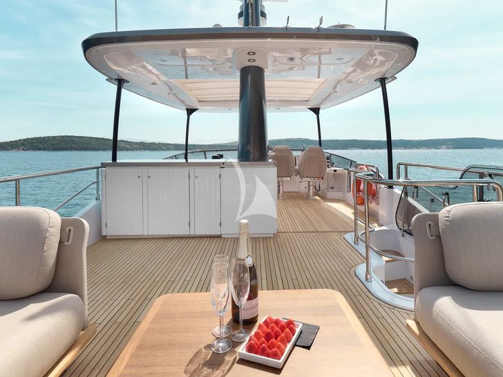 AMPARITO V - Azimut Magellano 66 - flybridge AMPARITO V - Azimut Magellano 66 - flybridge