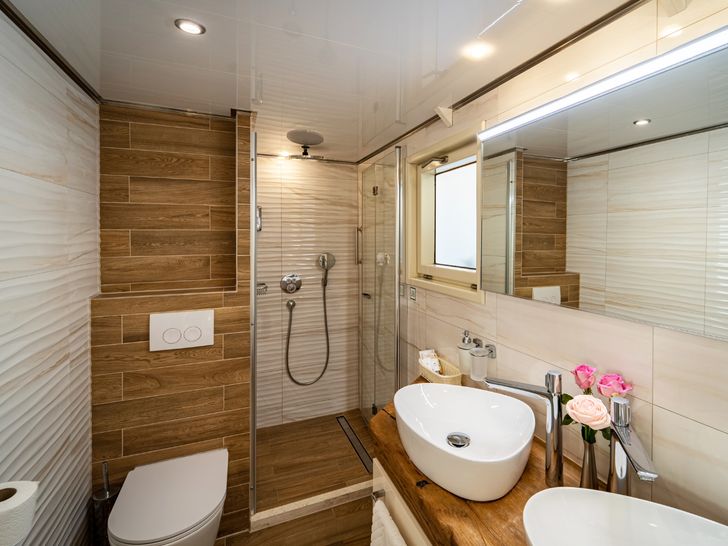 RIVA Custom 48m - master cabin bathroom RIVA Custom 48m - master cabin bathroom