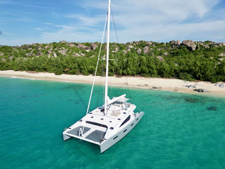 Zingara anchored off of Trunk bay near to the Baths Zingara anchored off of Trunk bay near to the Baths