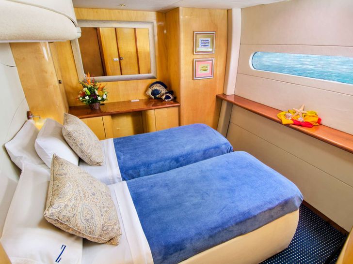 Amidships guest suite(made up as a twin cabin)