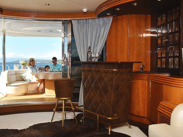 BABY I Sunseeker 105 - saloon entrance and bar area BABY I Sunseeker 105 - saloon entrance and bar area