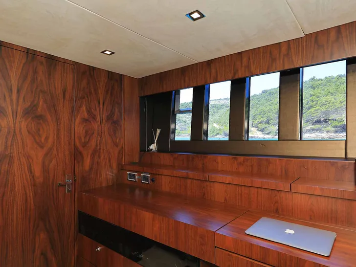 SCHATZI Fairline Squadron 78 - master cabin work area SCHATZI Fairline Squadron 78 - master cabin work area