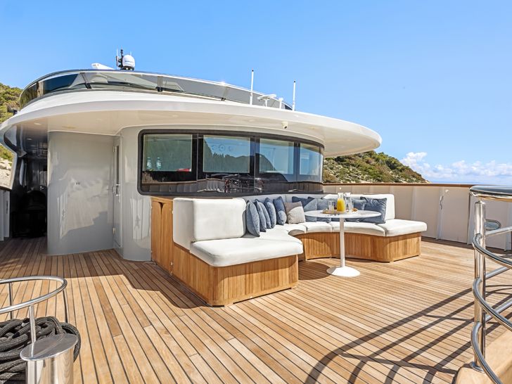 BELLA Custom 48m - foredeck BELLA Custom 48m - foredeck