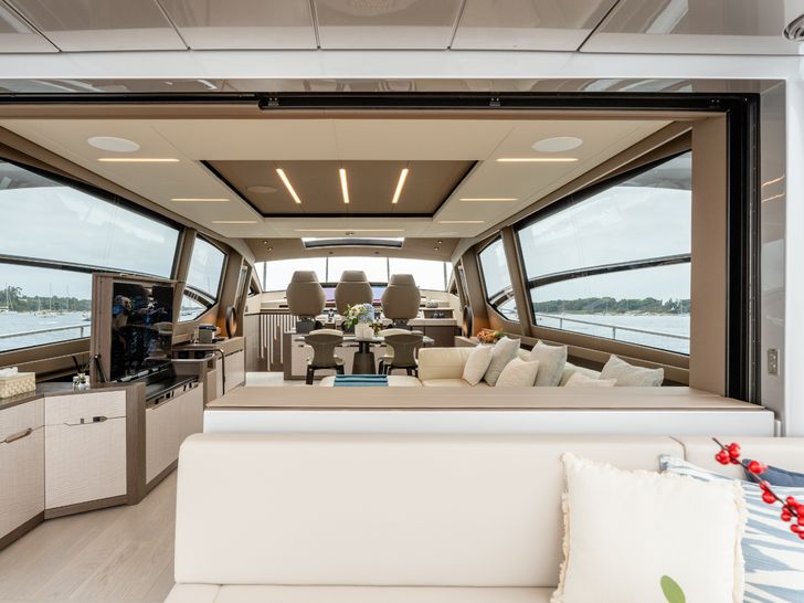 CHERRY Pershing 8X - saloon seating CHERRY Pershing 8X - saloon seating