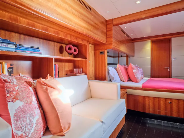 WORLD'S END Fountaine Pajot Galathea 65 - master cabin mini sofa WORLD'S END Fountaine Pajot Galathea 65 - master cabin mini sofa