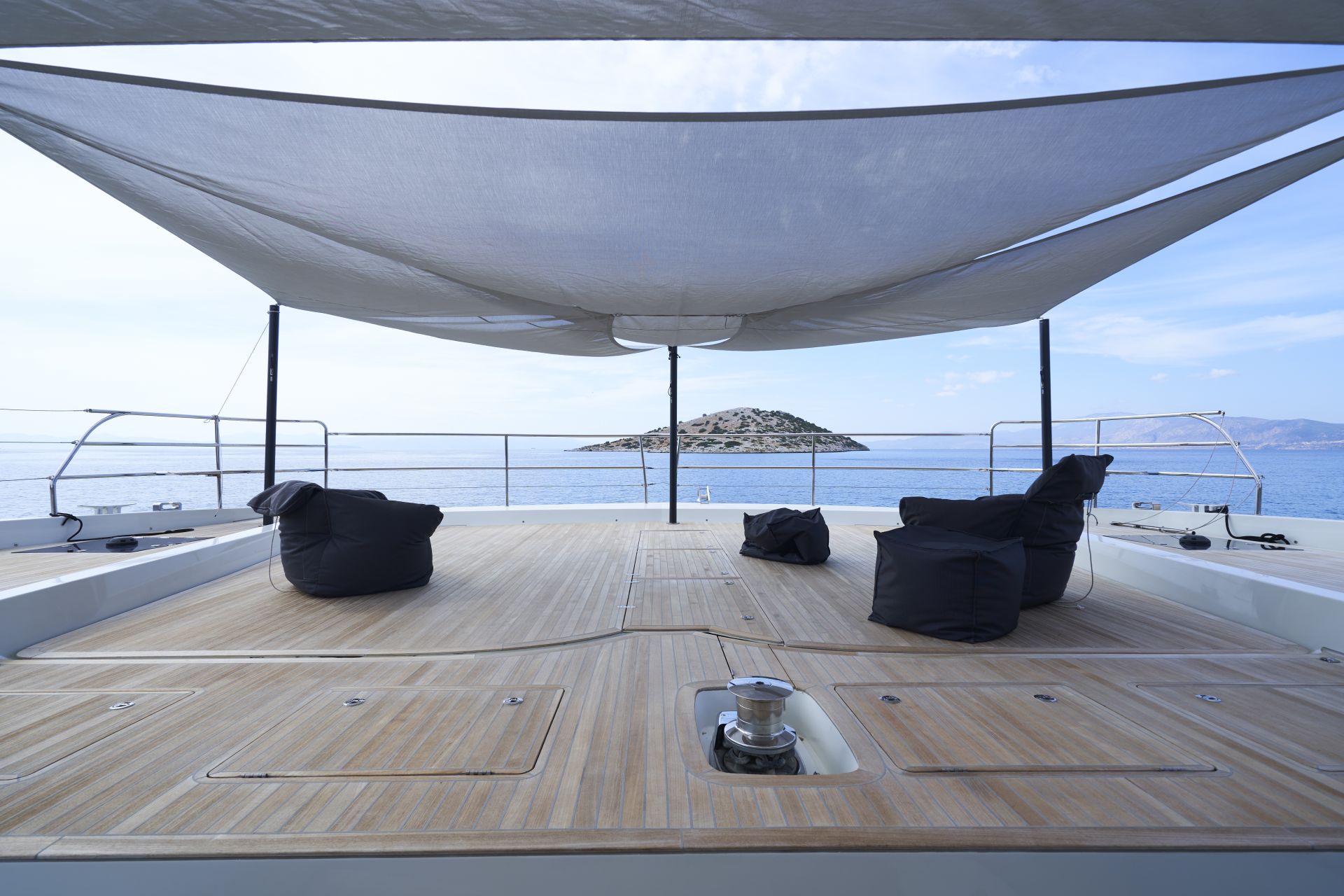 CRAZY HORSE Lagoon 78 - foredeck with cover