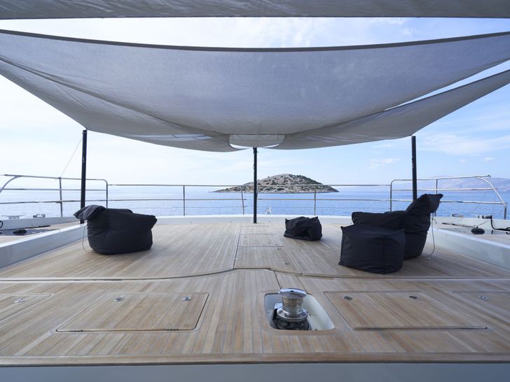 CRAZY HORSE Lagoon 78 - foredeck with cover CRAZY HORSE Lagoon 78 - foredeck with cover