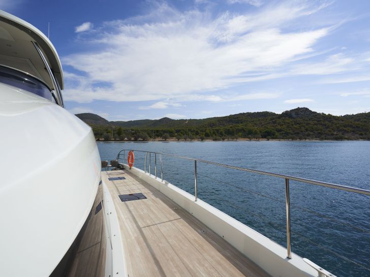 CRAZY HORSE Lagoon 78 - side deck CRAZY HORSE Lagoon 78 - side deck