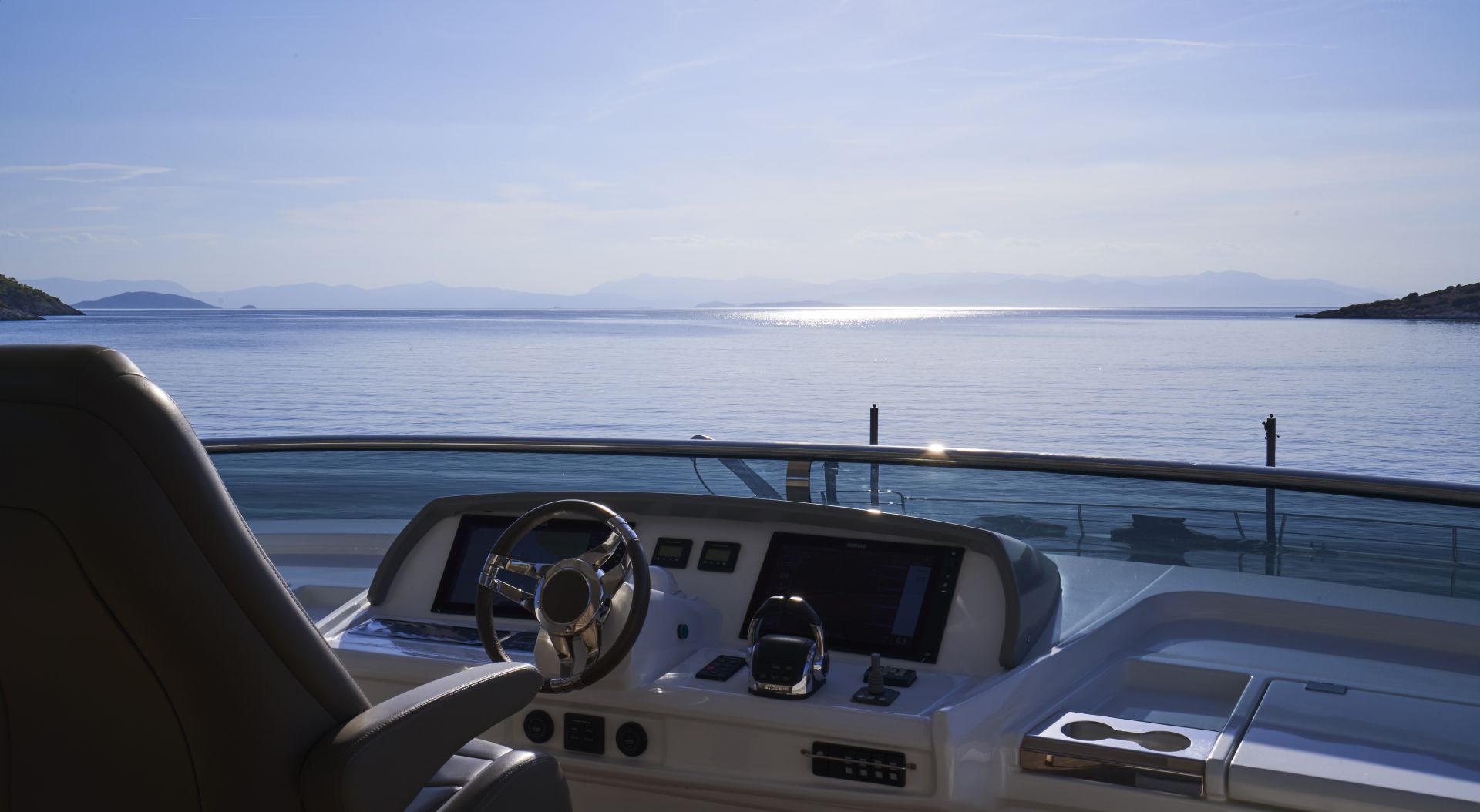 CRAZY HORSE Lagoon 78 - flybridge helm