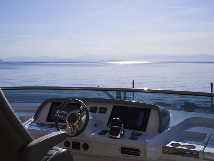 CRAZY HORSE Lagoon 78 - flybridge helm CRAZY HORSE Lagoon 78 - flybridge helm