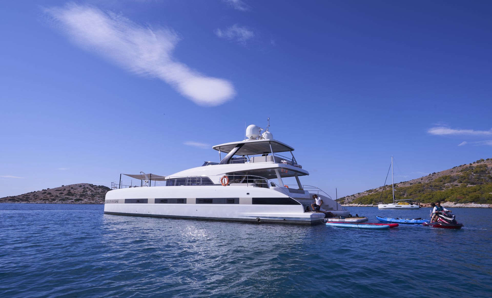 CRAZY HORSE Lagoon 78 - side profile while anchored