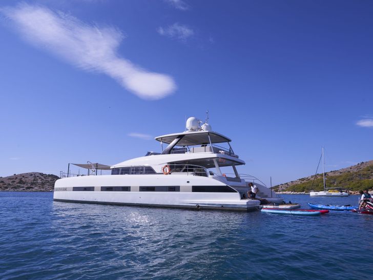 CRAZY HORSE Lagoon 78 - side profile while anchored CRAZY HORSE Lagoon 78 - side profile while anchored