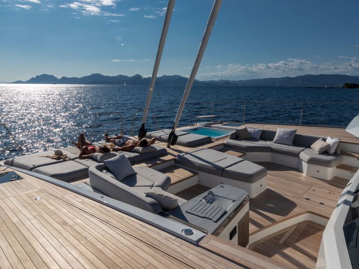 SERENISSIMA III Fountaine Pajot 80 - guests on the foredeck SERENISSIMA III Fountaine Pajot 80 - guests on the foredeck