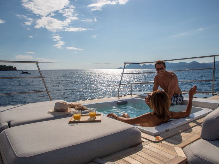 SERENISSIMA III Fountaine Pajot 80 - guests enjoying the foredeck jacuzzi SERENISSIMA III Fountaine Pajot 80 - guests enjoying the foredeck jacuzzi