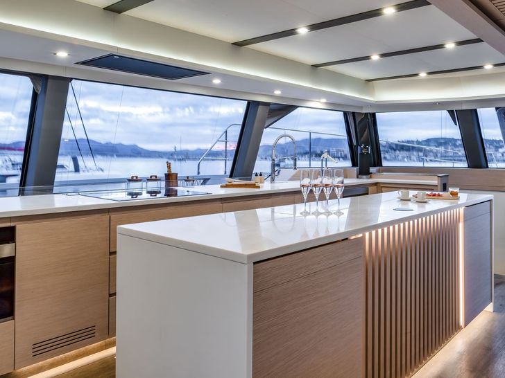SERENISSIMA III Fountaine Pajot 80 - saloon galley SERENISSIMA III Fountaine Pajot 80 - saloon galley