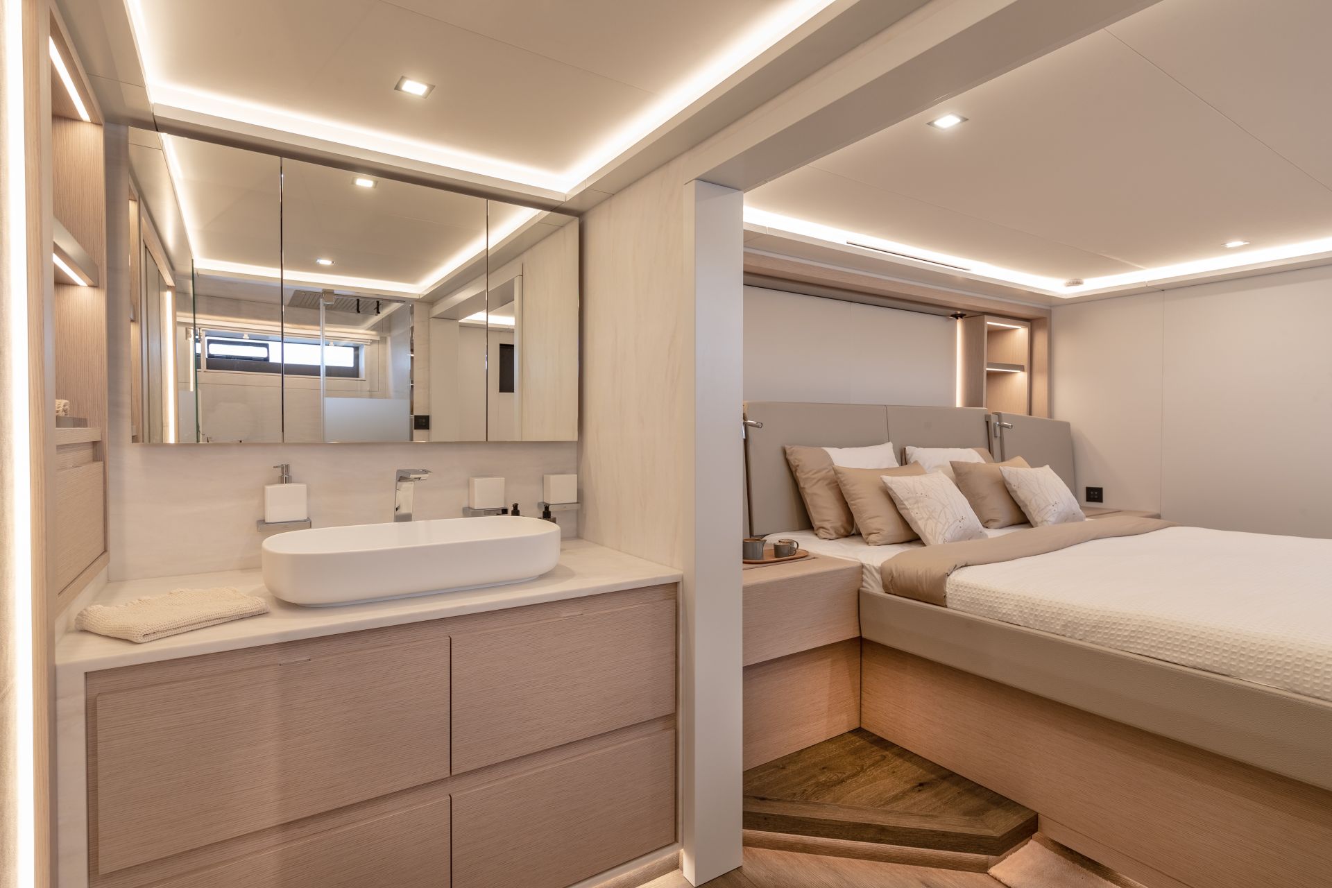 SERENISSIMA III Fountaine Pajot 80 - VIP cabin 5