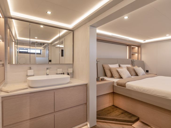 SERENISSIMA III Fountaine Pajot 80 - VIP cabin 5 SERENISSIMA III Fountaine Pajot 80 - VIP cabin 5