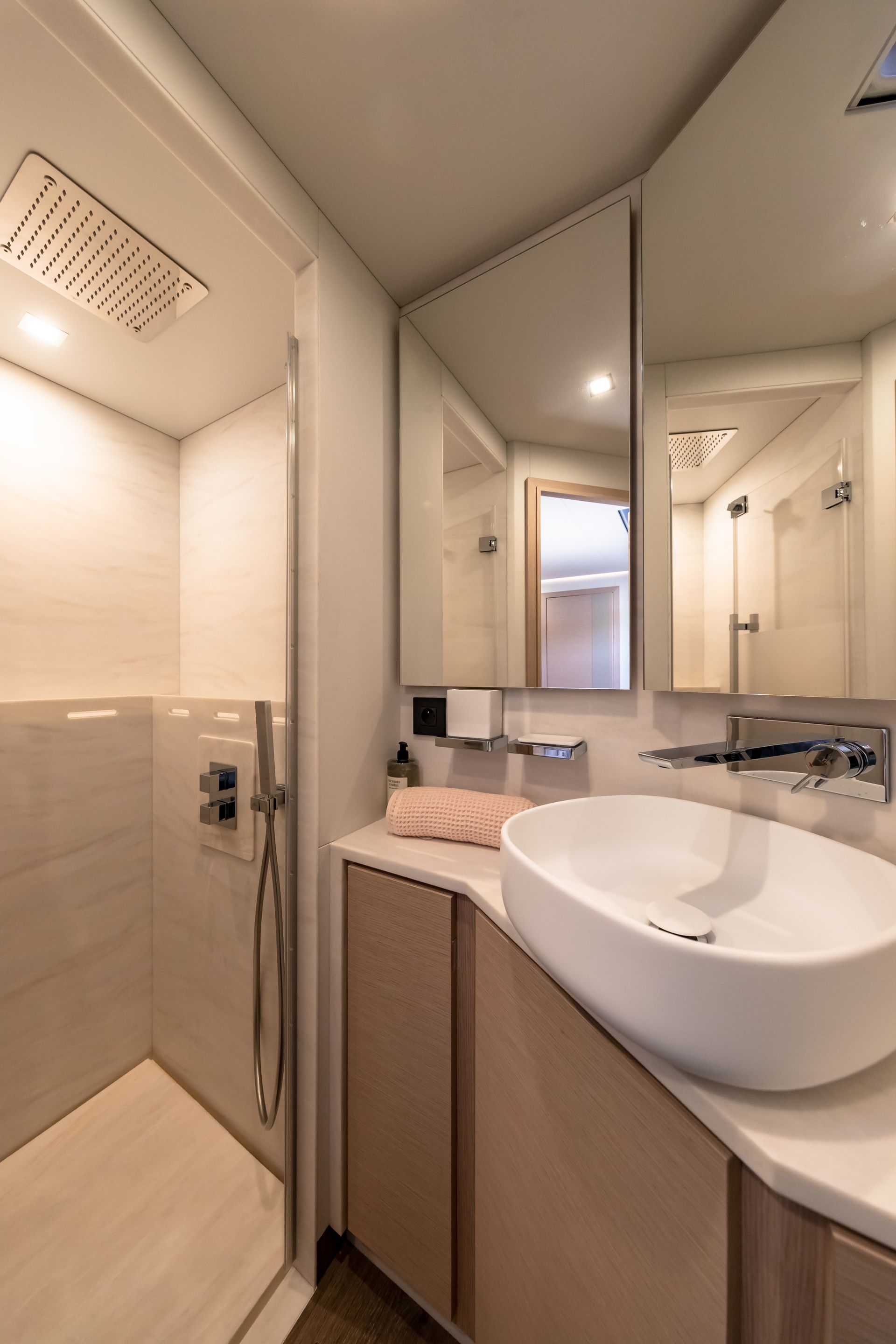 SERENISSIMA III Fountaine Pajot 80 - VIP cabin 1 bathroom