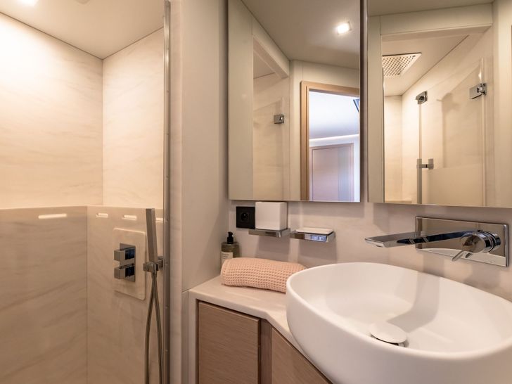 SERENISSIMA III Fountaine Pajot 80 - VIP cabin 1 bathroom SERENISSIMA III Fountaine Pajot 80 - VIP cabin 1 bathroom