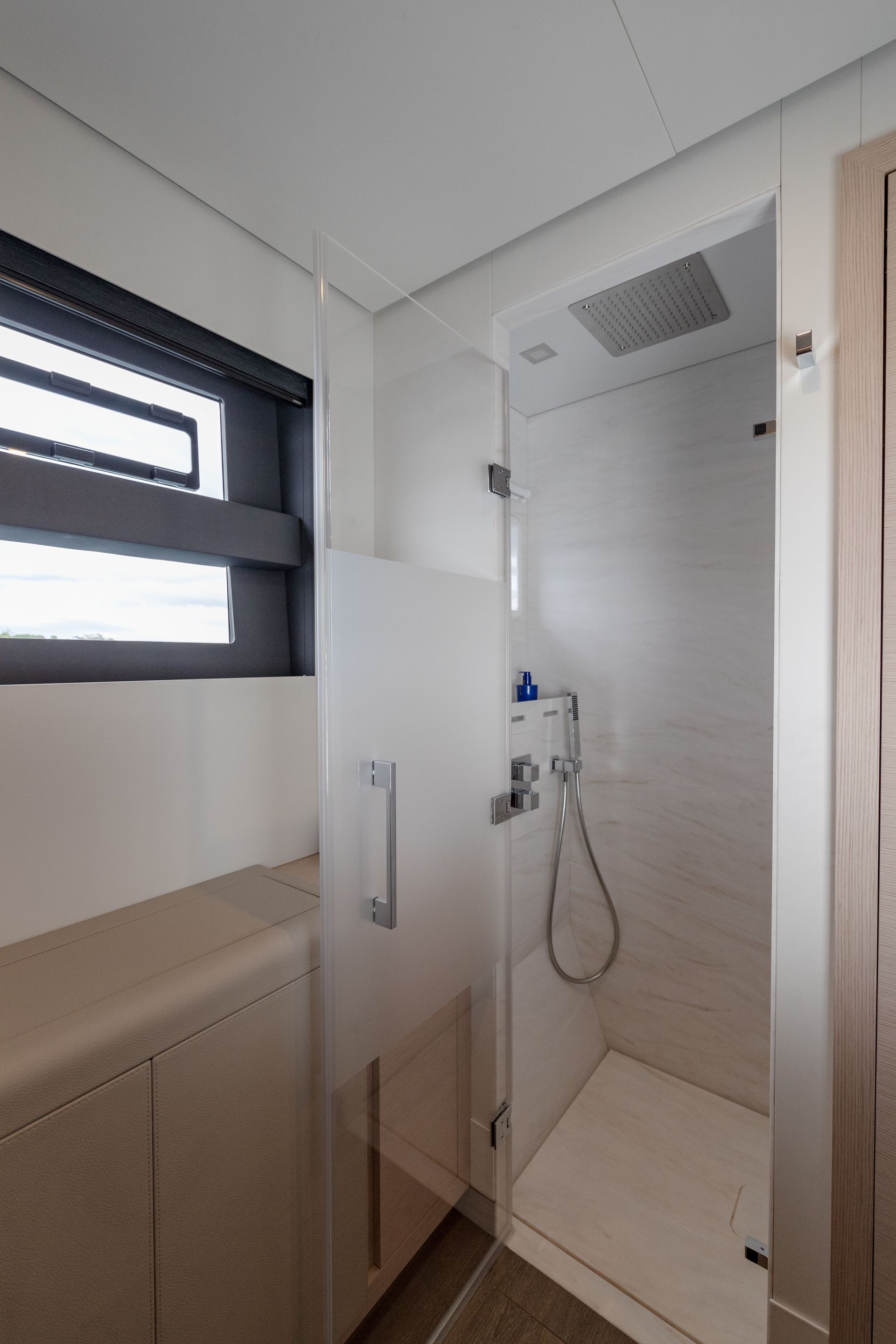 SERENISSIMA III Fountaine Pajot 80 - VIP cabin 5 shower