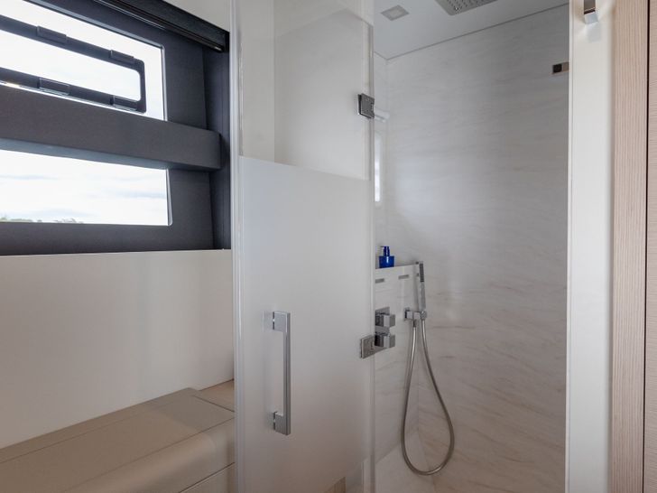 SERENISSIMA III Fountaine Pajot 80 - VIP cabin 5 shower SERENISSIMA III Fountaine Pajot 80 - VIP cabin 5 shower