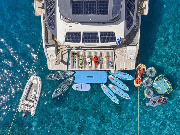 CHRISTAL MIO Fountaine Pajot 80 Cockpit(Sistership) CHRISTAL MIO Fountaine Pajot 80 Cockpit(Sistership)