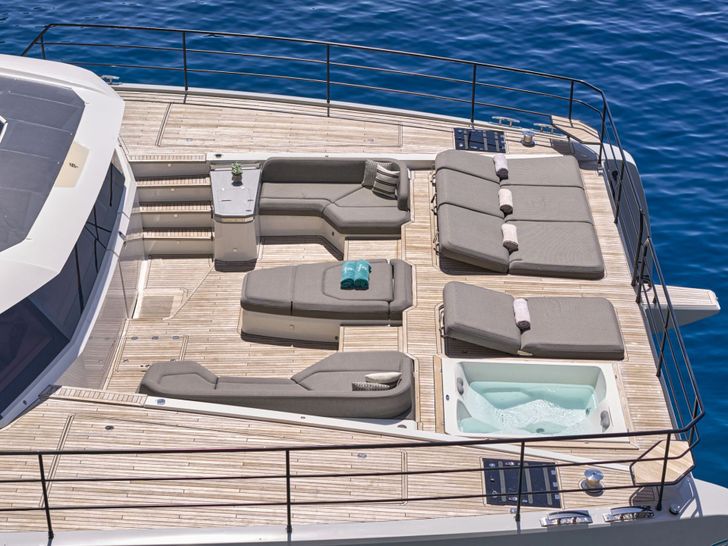 CHRISTAL MIO Fountaine Pajot 80 Hydraulic Platform(Sistership) CHRISTAL MIO Fountaine Pajot 80 Hydraulic Platform(Sistership)