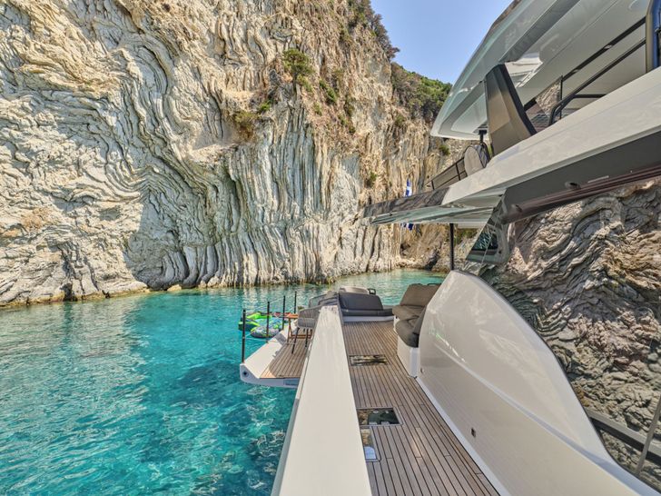 CHRISTAL MIO Fountaine Pajot 80 Hydraulic Platform(Sistership) CHRISTAL MIO Fountaine Pajot 80 Hydraulic Platform(Sistership)