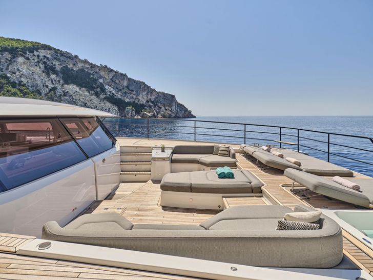 CHRISTAL MIO Fountaine Pajot 80 Hydraulic Platform(Sistership) CHRISTAL MIO Fountaine Pajot 80 Hydraulic Platform(Sistership)