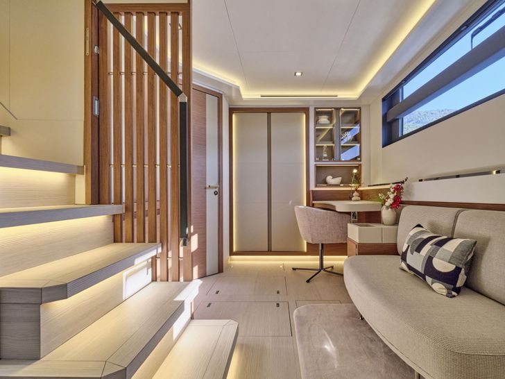CHRISTAL MIO Fountaine Pajot 80 Master Office CHRISTAL MIO Fountaine Pajot 80 Master Office
