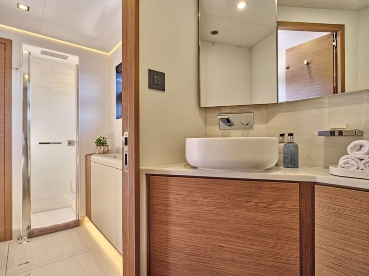 CHRISTAL MIO Fountaine Pajot 80 Bathroom CHRISTAL MIO Fountaine Pajot 80 Bathroom