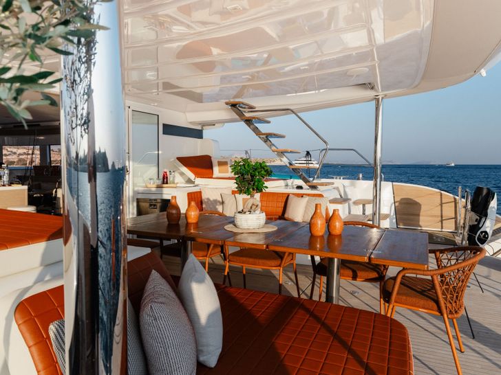 WISH Lagoon 60 - main aft deck alfresco dining area WISH Lagoon 60 - main aft deck alfresco dining area