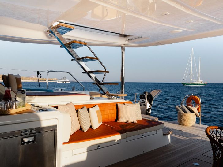 WISH Lagoon 60 - main aft deck long seat WISH Lagoon 60 - main aft deck long seat
