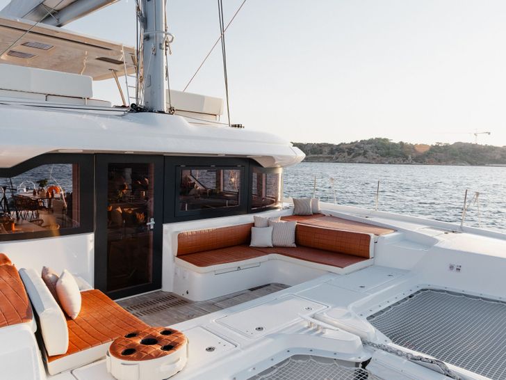 WISH Lagoon 60 - foredeck WISH Lagoon 60 - foredeck