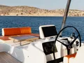 WISH Lagoon 60 - flybridge helm WISH Lagoon 60 - flybridge helm