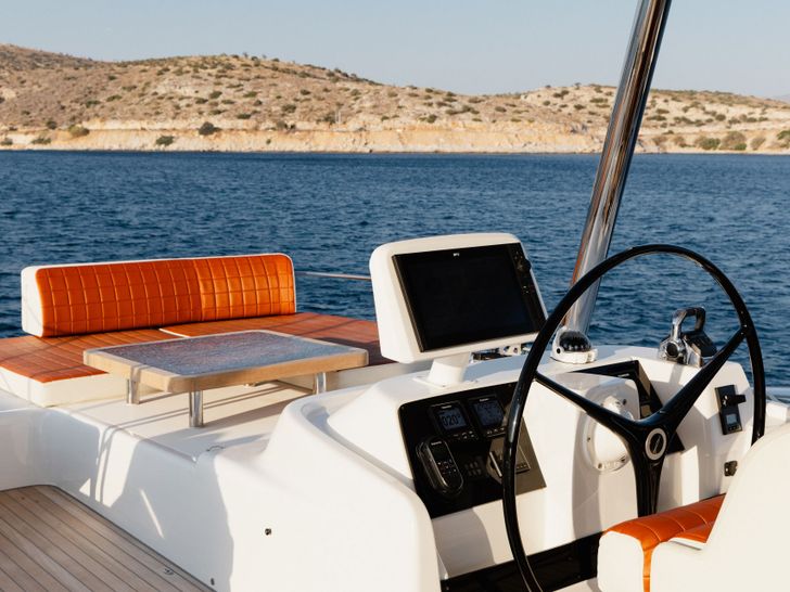 WISH Lagoon 60 - flybridge helm WISH Lagoon 60 - flybridge helm