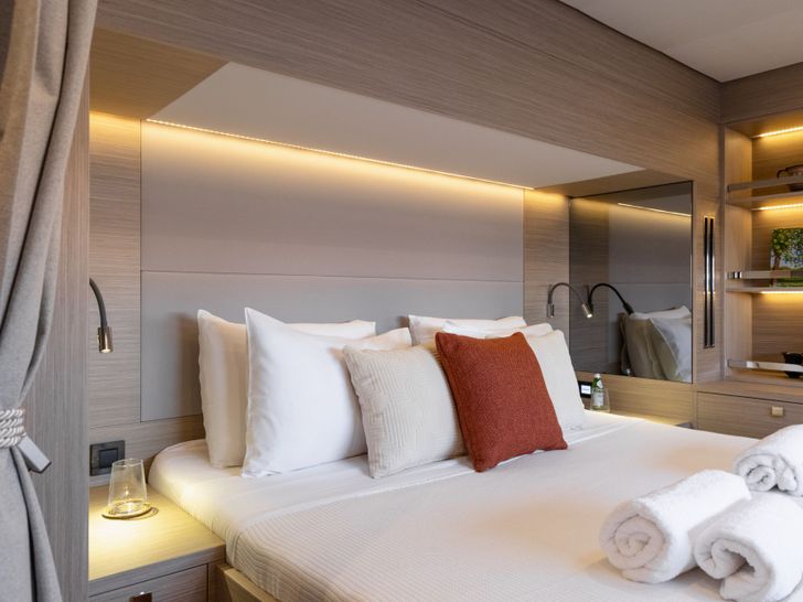 WISH Lagoon 60 - master cabin bed WISH Lagoon 60 - master cabin bed