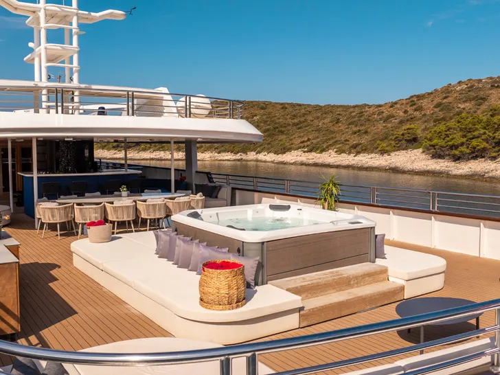 ALFA MARIO Custom 52m - jacuzzi ALFA MARIO Custom 52m - jacuzzi