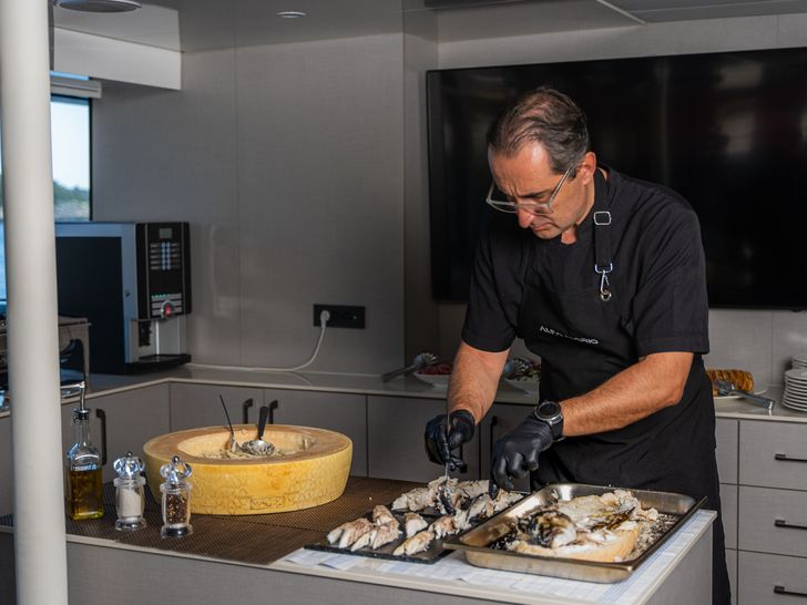 ALFA MARIO Custom 52m - chef in action ALFA MARIO Custom 52m - chef in action