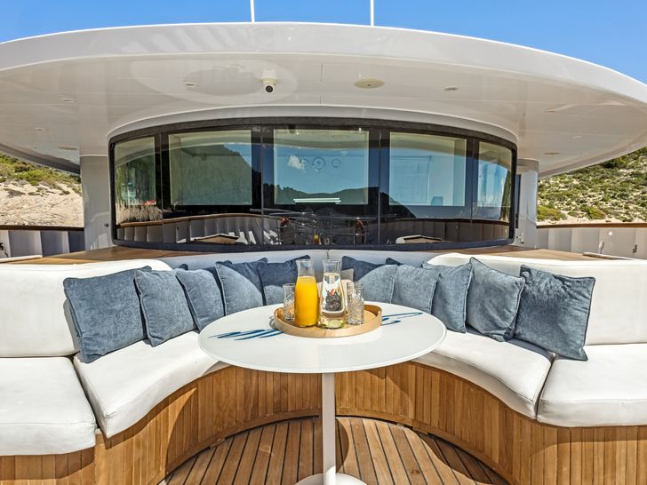 BELLA Custom 48m - foredeck lounge BELLA Custom 48m - foredeck lounge