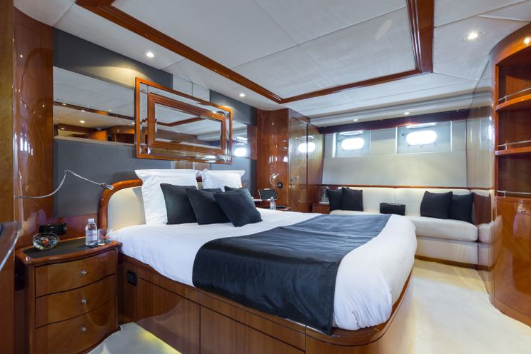 Charter Yacht ACCAMA DELTA - Azimut 100 Jumbo - 4 Cabins - Cannes - Monaco - St Tropez - French Riviera