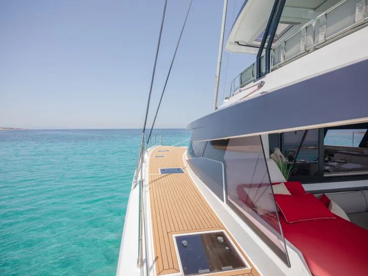 ASTORIA Fountaine Pajot Samana 59 - side deck ASTORIA Fountaine Pajot Samana 59 - side deck
