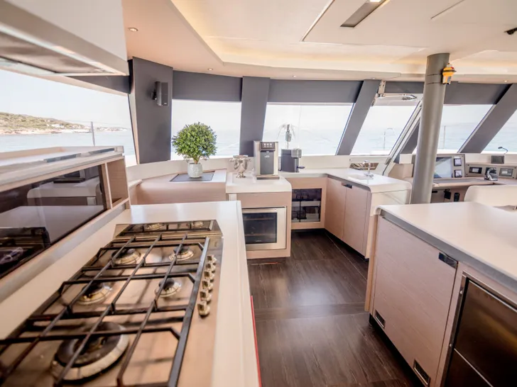ASTORIA Fountaine Pajot Samana 59 - galley ASTORIA Fountaine Pajot Samana 59 - galley