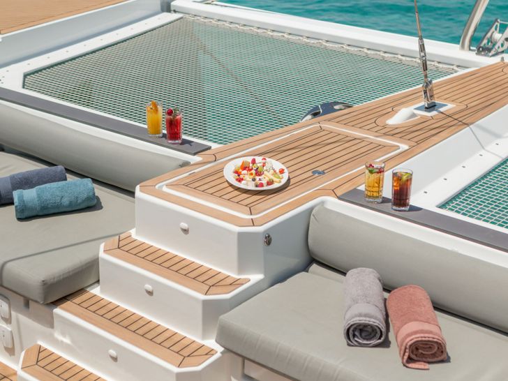 ASTORIA Fountaine Pajot Samana 59 - cocktails on the foredeck ASTORIA Fountaine Pajot Samana 59 - cocktails on the foredeck